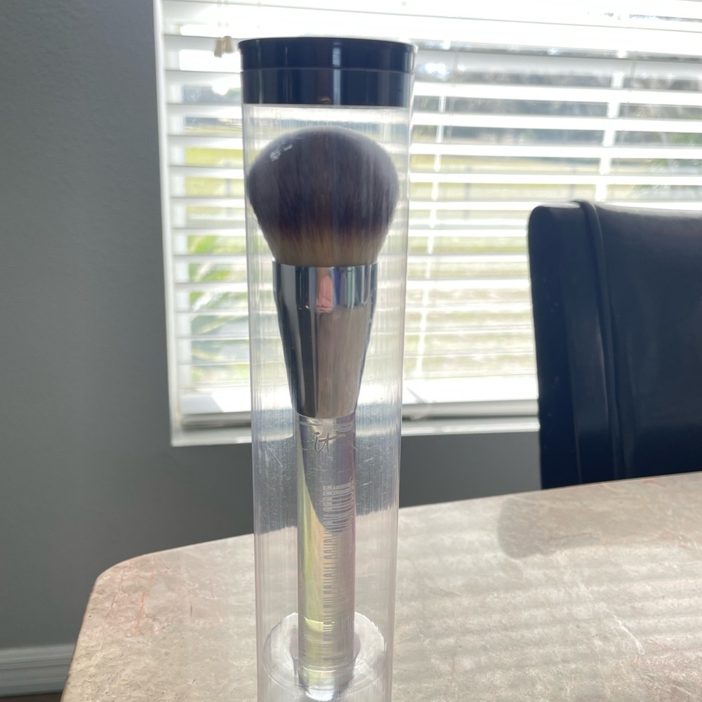 IT Cosmetics Complexion Perfection Foundation Globe Brush (discontinued) - Picture 1 of 4